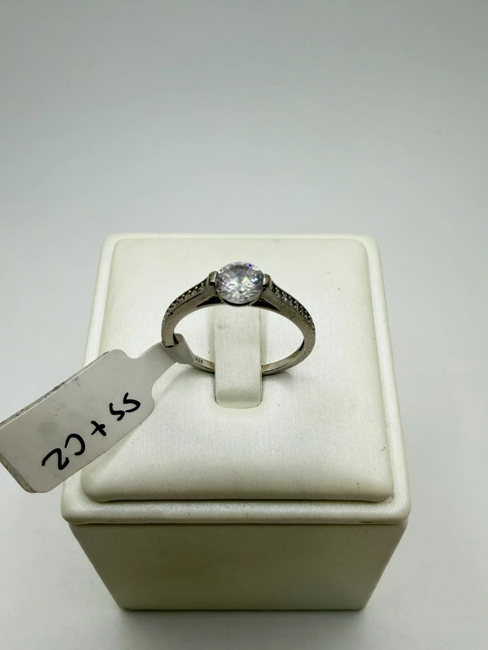 Classic 6mm round cut cubic zirconia ring w/ accent cz stones in stamped 925!